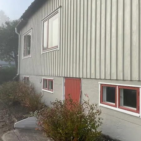 Old With Garden Close To Centre Of Parainenp
